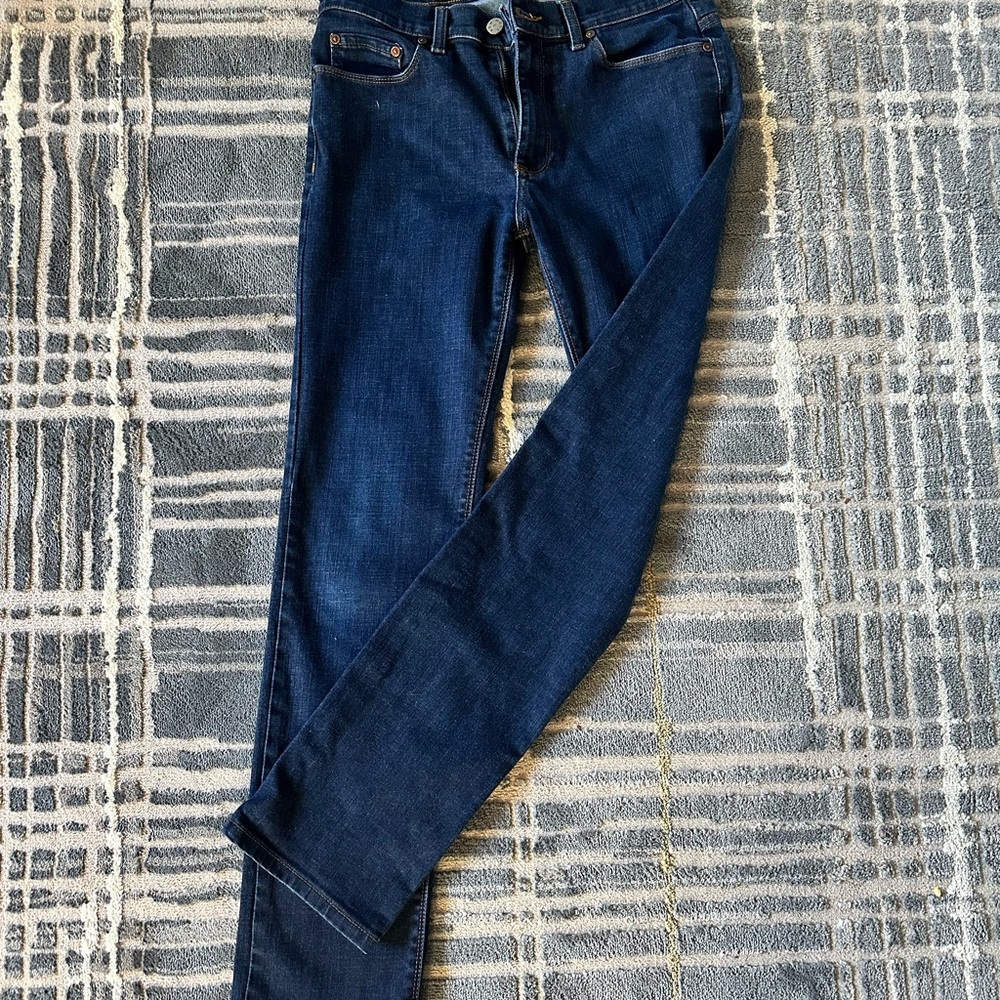 Selling cause I’ve gained weight. Snug jeans that hug your body. comfortable